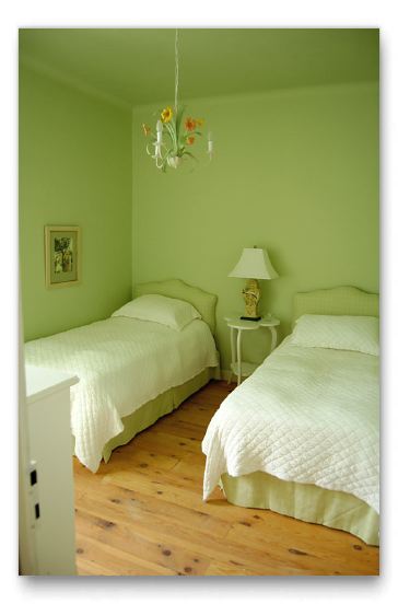 The cosy upstairs twin bedroom.